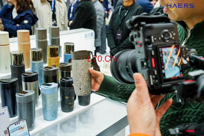 达人在哈尔斯展台打卡拍摄