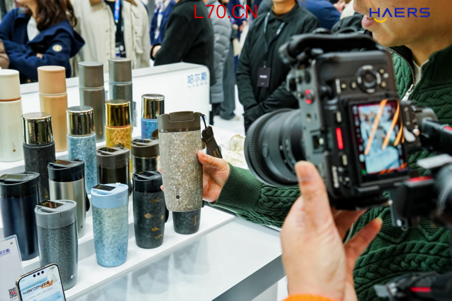 达人在哈尔斯展台打卡拍摄