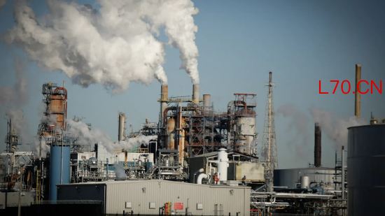 2026 年 3 月 18 日，美国新泽西州林登市一家炼油厂烟囱冒出浓烟。美联储上调通胀预期并维持利率不变后，伊朗一处重要天然气设施遇袭，油价周三大幅上涨。