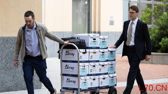 马斯克代理律所 MoloLamken 的案件资料箱运送至法院