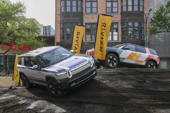 今年早些时候，Rivian R2 电动 SUV 亮相奥斯汀越野试驾场地。